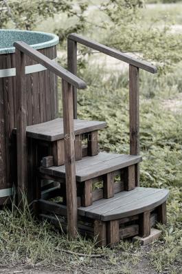 Лестница-подиум с перилами