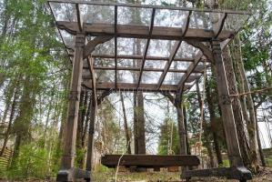 Пергола с подвесной кроватью